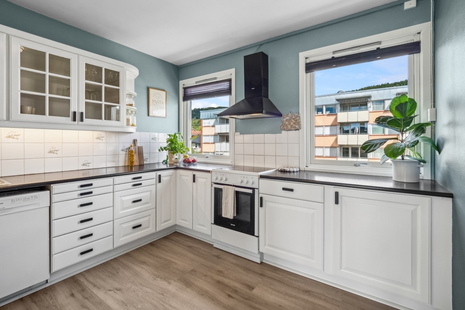 Dekorative fliser på veggene over benkeskapene gjør rengjøringen enklere. Galleribilde