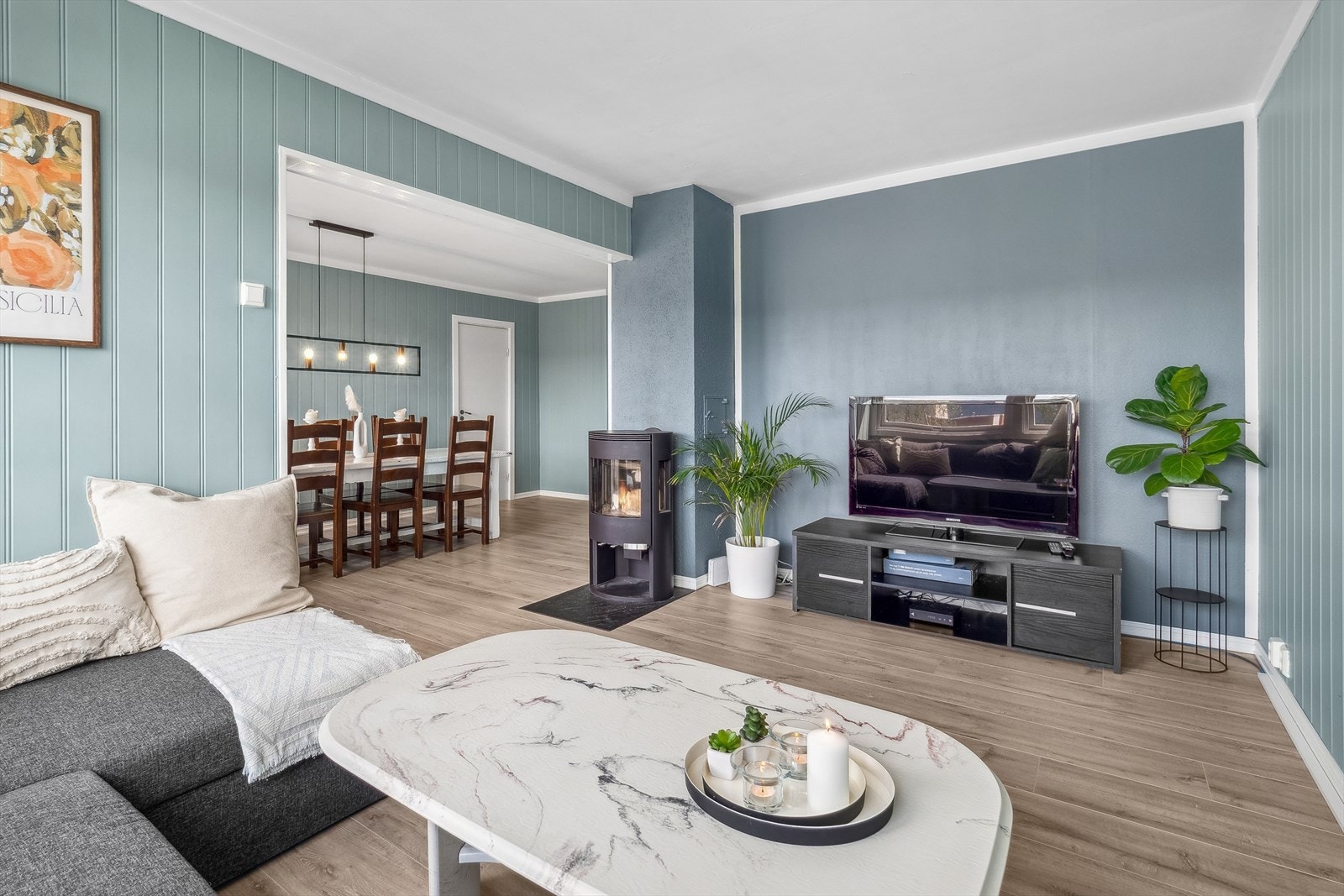 Peisen i stuen skaper en varm og koselig atmosfære på kalde dager. Galleribilde