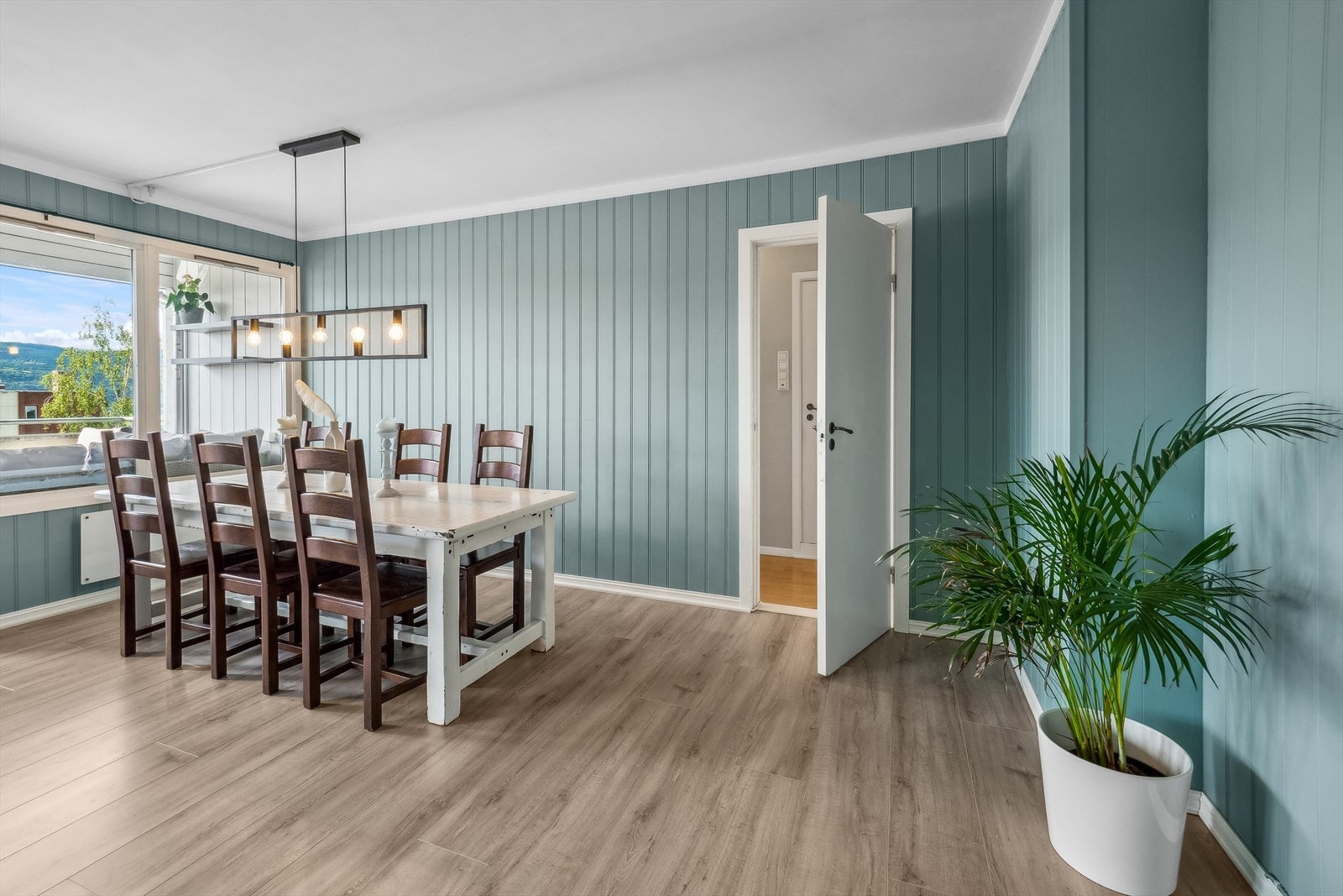 De store vinduene slipper inn rikelig med naturlig lys. Galleribilde