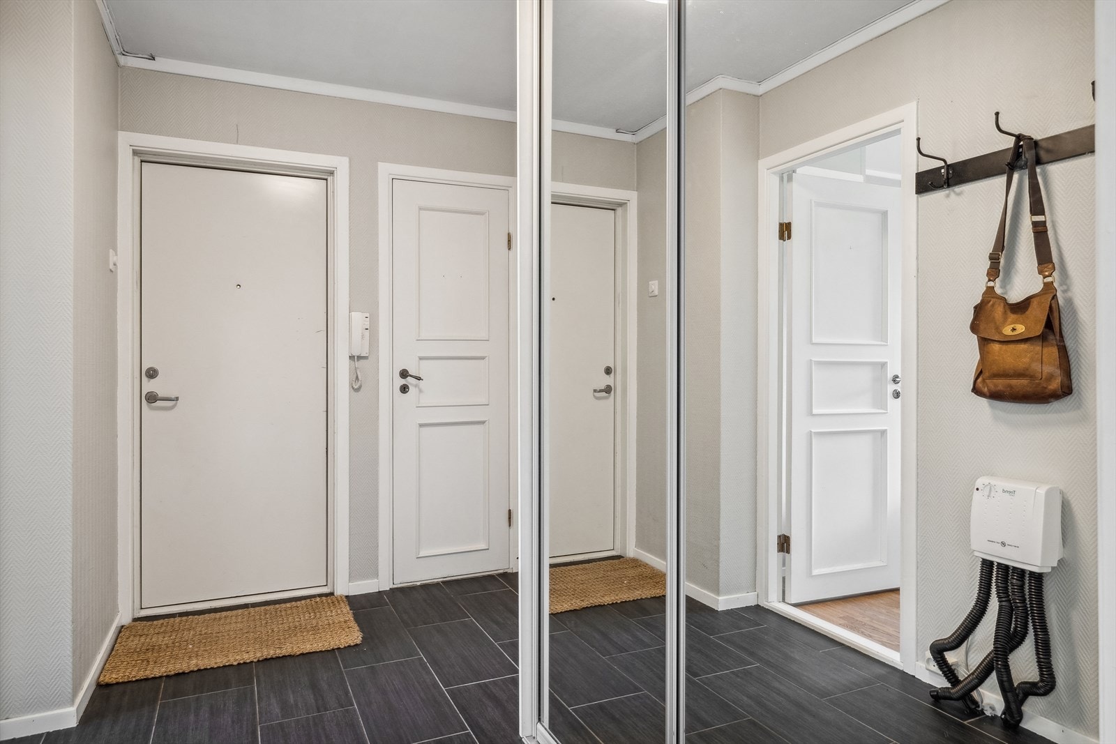 Vel innenfor døren blir du møtt av en pen entré med lyse vegger og flislagt gulv. Galleribilde