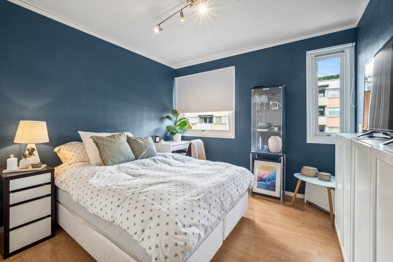 Hovedsoverommet har god plass til dobbeltseng, nattbord og annet ønsket møblement. Galleribilde