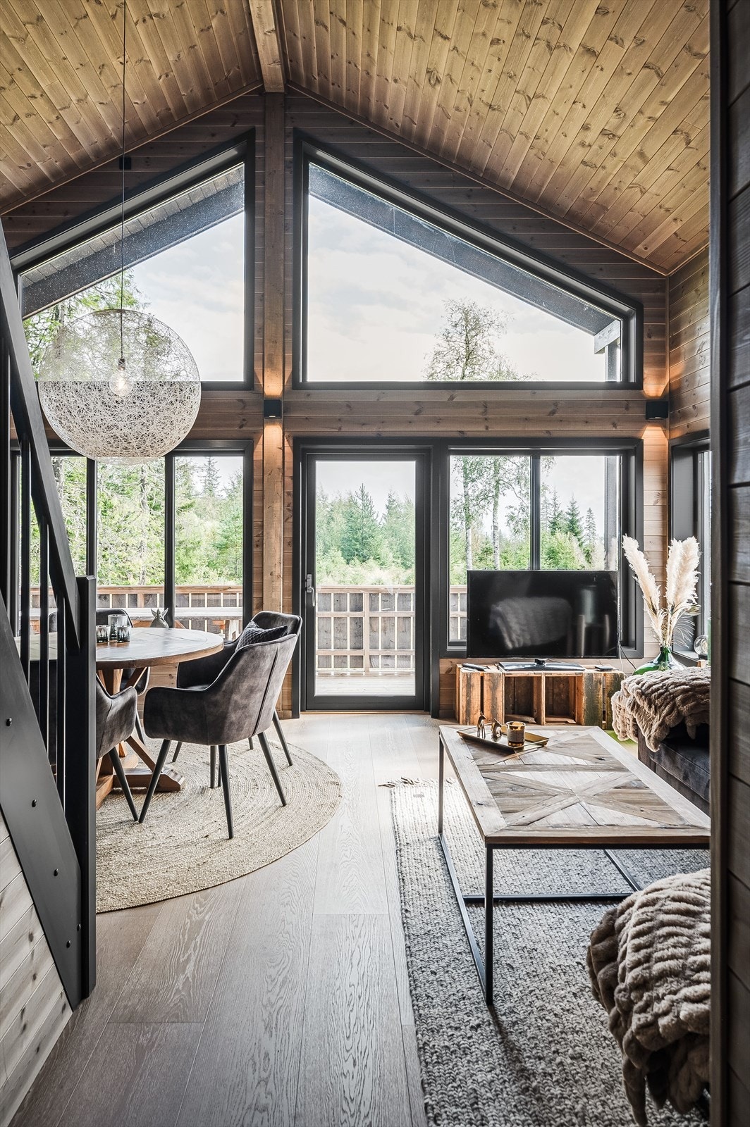 Stuen er det naturlige oppholdsrommet i hytta, og er et flott rom for både avkobling og hygge. Galleribilde
