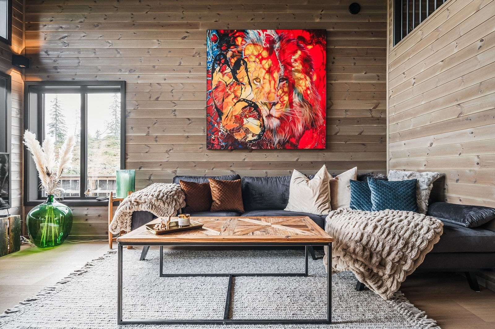 I stuen har du god plass til stor sofagruppe med salongbord. Galleribilde