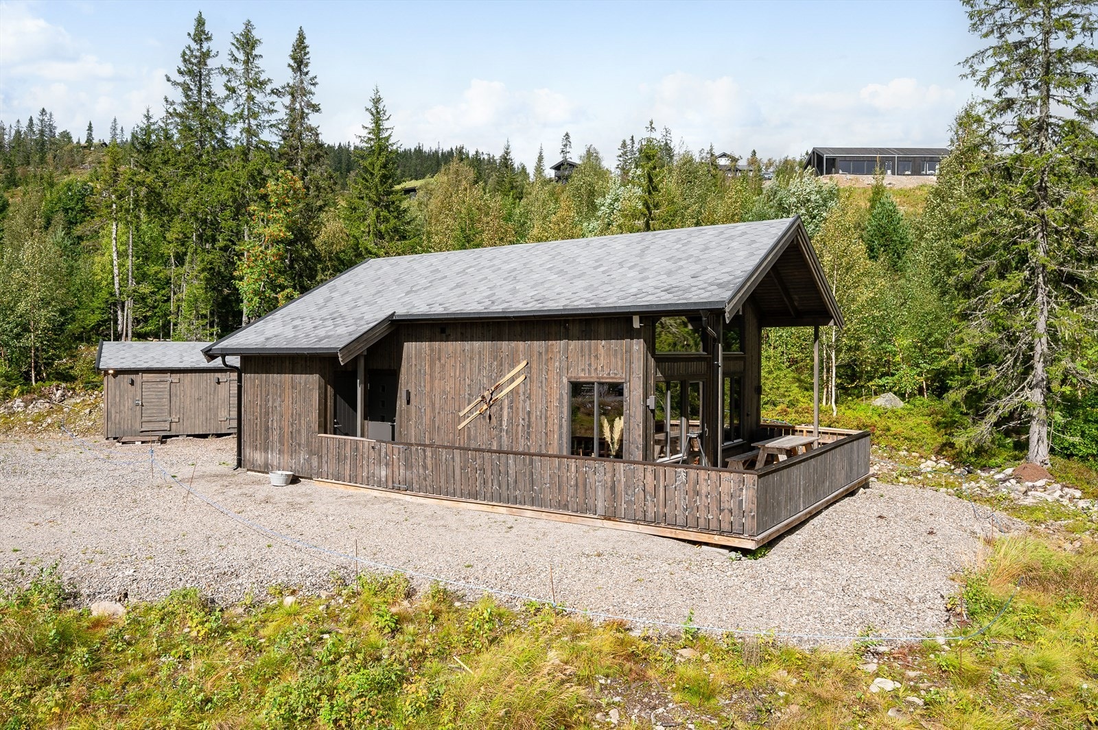 Hytta har en flott beliggenhet høyt på hyttefeltet og med fin utsikt over området og Østerdalen. Galleribilde