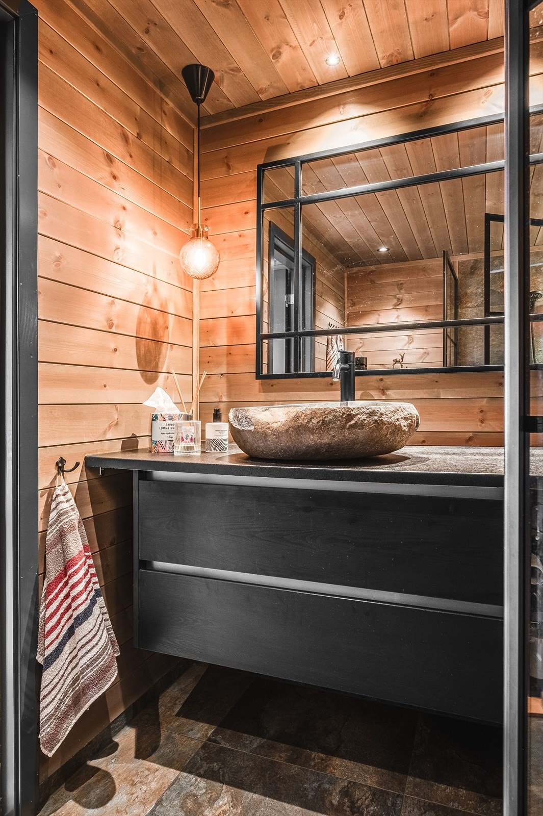 Moderne baderomsinnredning med skuffer og ovenpåliggende servant av naturstein. Galleribilde