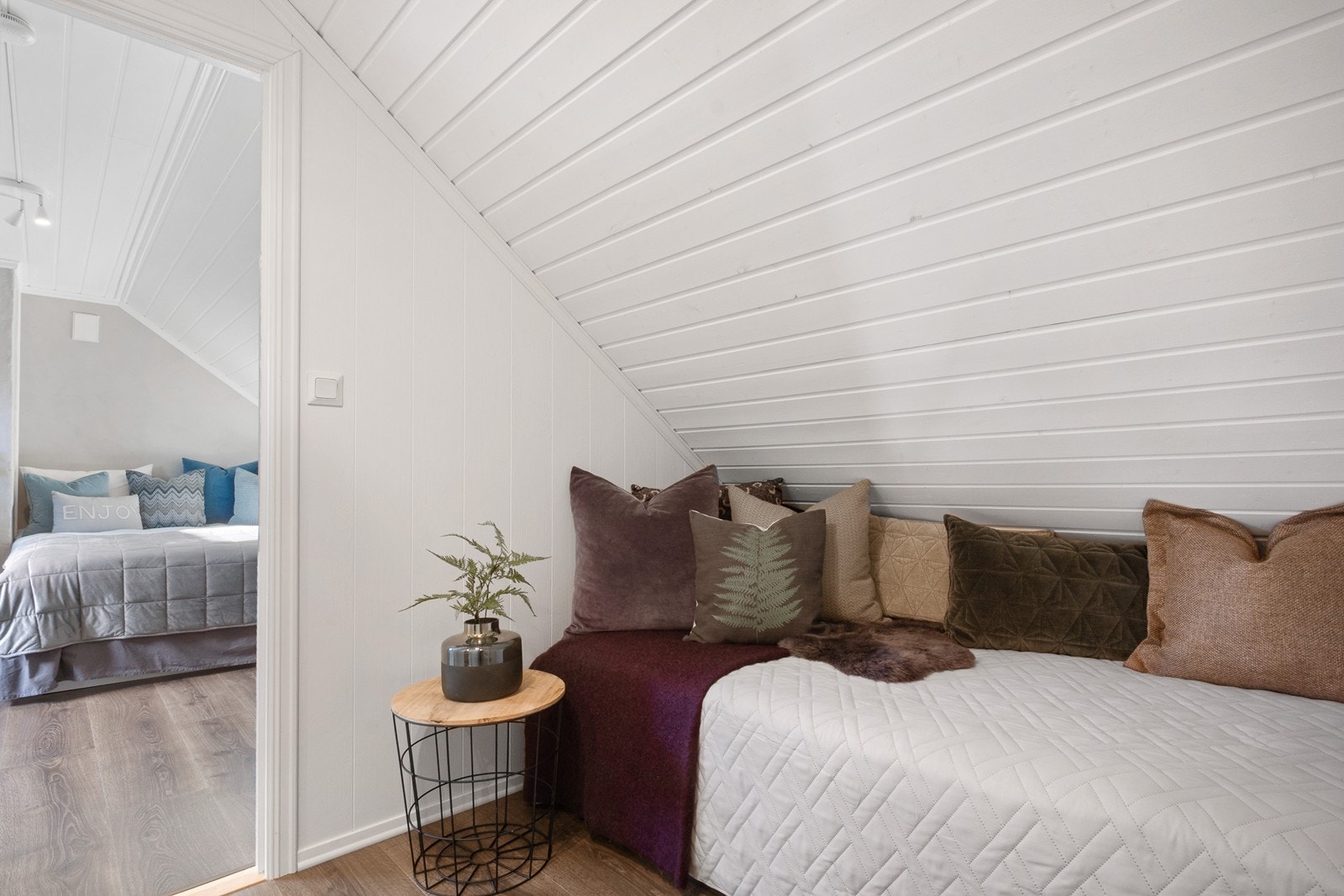 Hoveddelens trapperom har daybed for avslapning eller gjester, og loser videre til stort soverom og et praktisk kott. Galleribilde