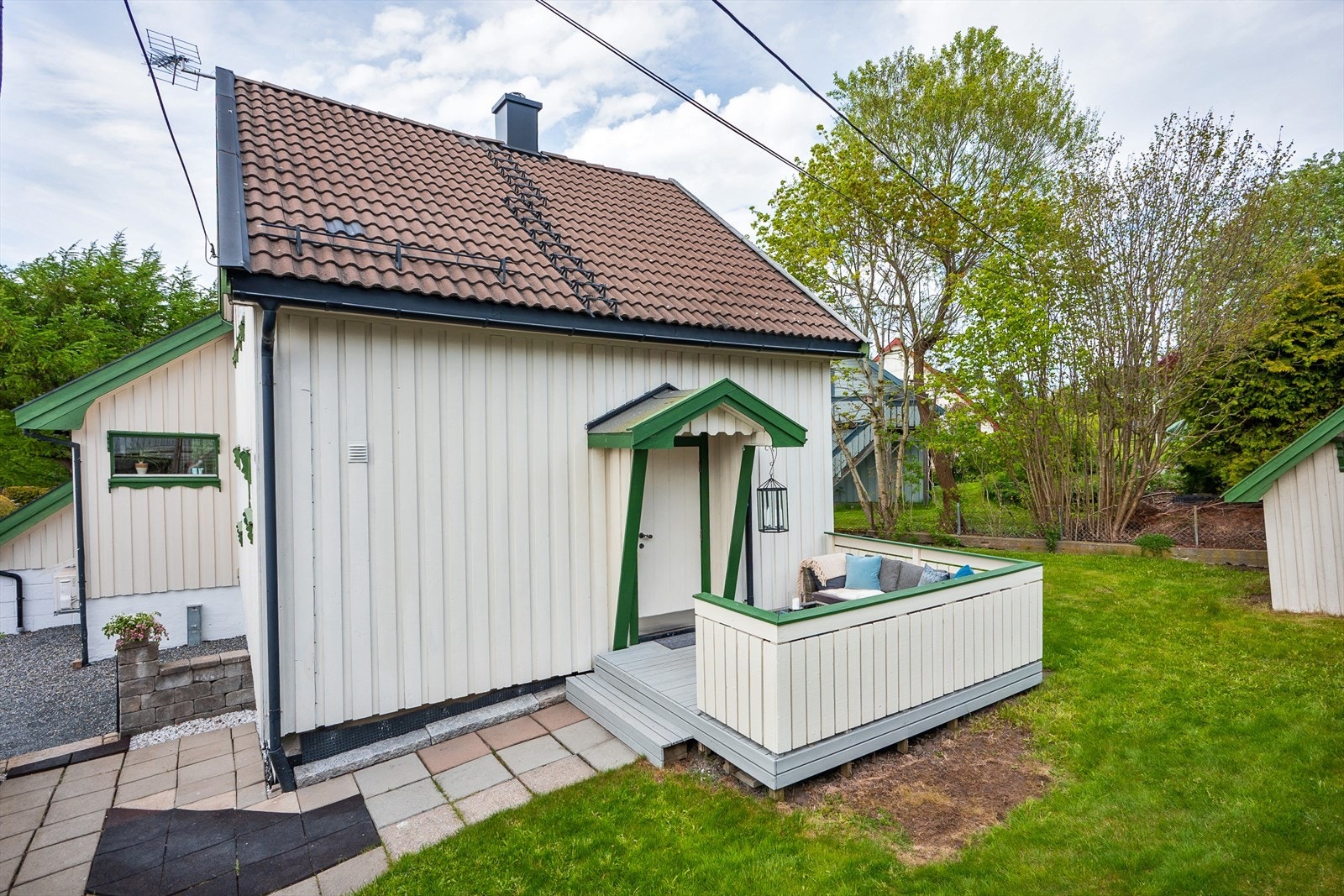 Hybeldelen har egen inngang i 1. etasje med markterrasse på 9 kvm - en skjermet og privat uteplass for sittegruppe eller kafésett. Galleribilde