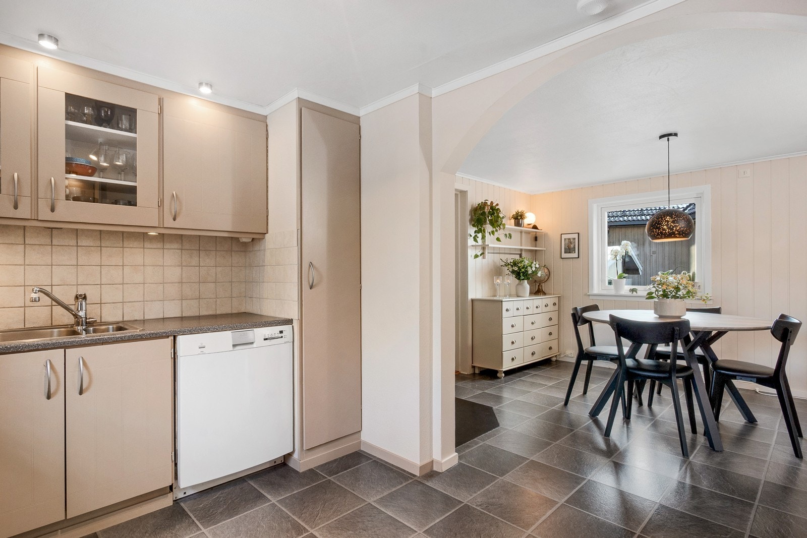 Kjøkkenets gode areal gir rom for hele familien ved matlagning og baking, og innredningen har godt med skap-, skuff- og benkeplass. Galleribilde