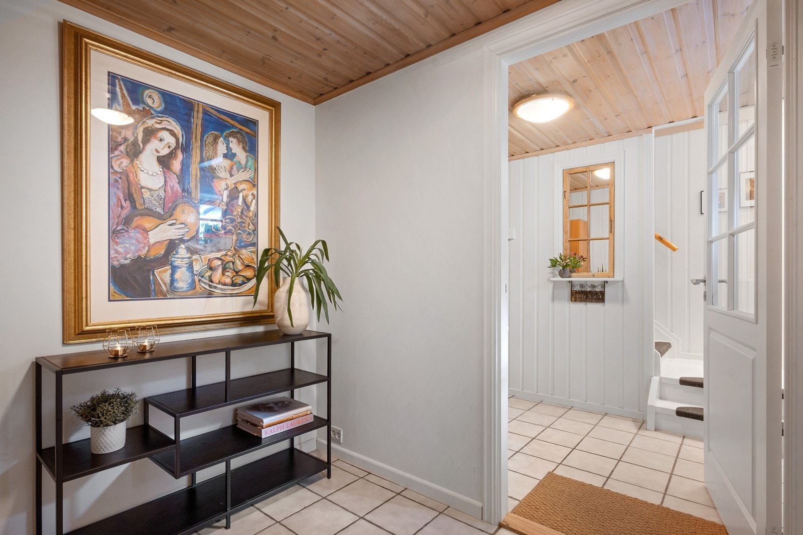 Vel inne er det en flislagt entré med plass til å henge fra seg ytterklær og sette fra seg sko. Galleribilde