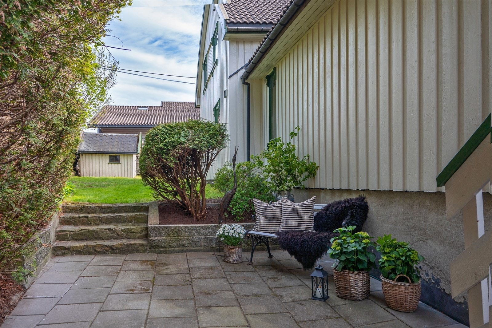 Trapp ned fra veranda gir enkel adkomst til hagen som ligger nordvest for boligen. Galleribilde