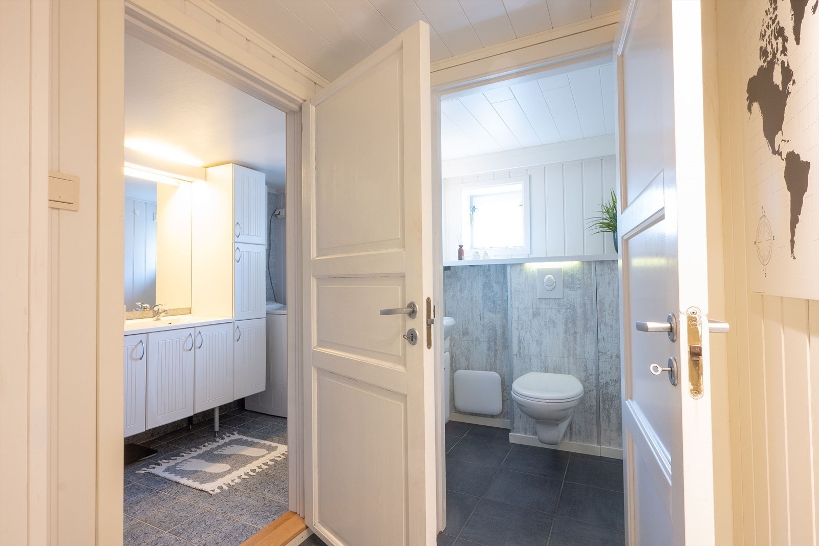 Fra mellomgangen kommer man inn i en gang med varmekabler hvor det også er adkomst til hoveddelens bad og toalettrom. Galleribilde