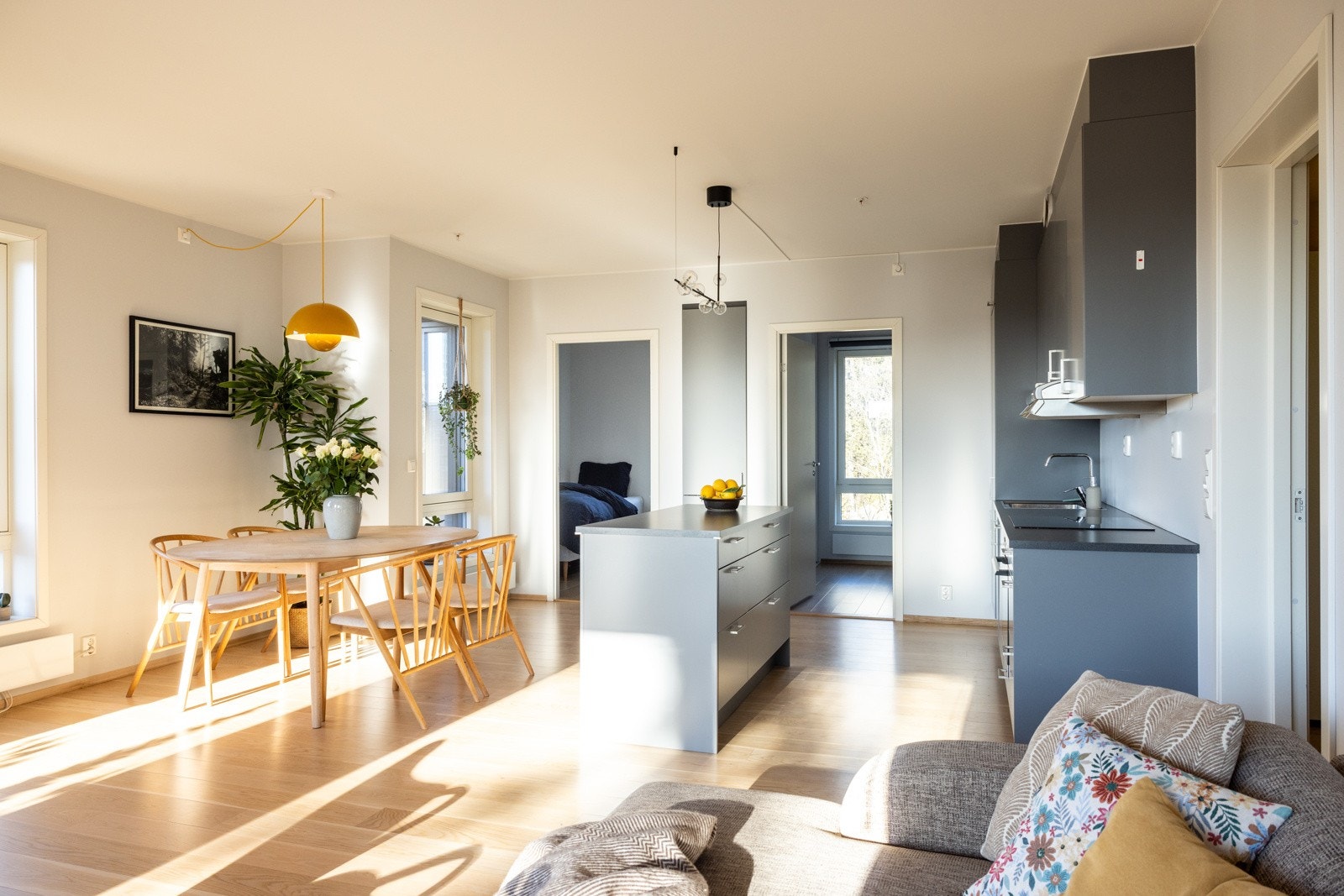 Rommet er lyst og innbydende, med lyse vegger, én-stavs parkett og store vinduer som slipper inn mye naturlig lys. Galleribilde