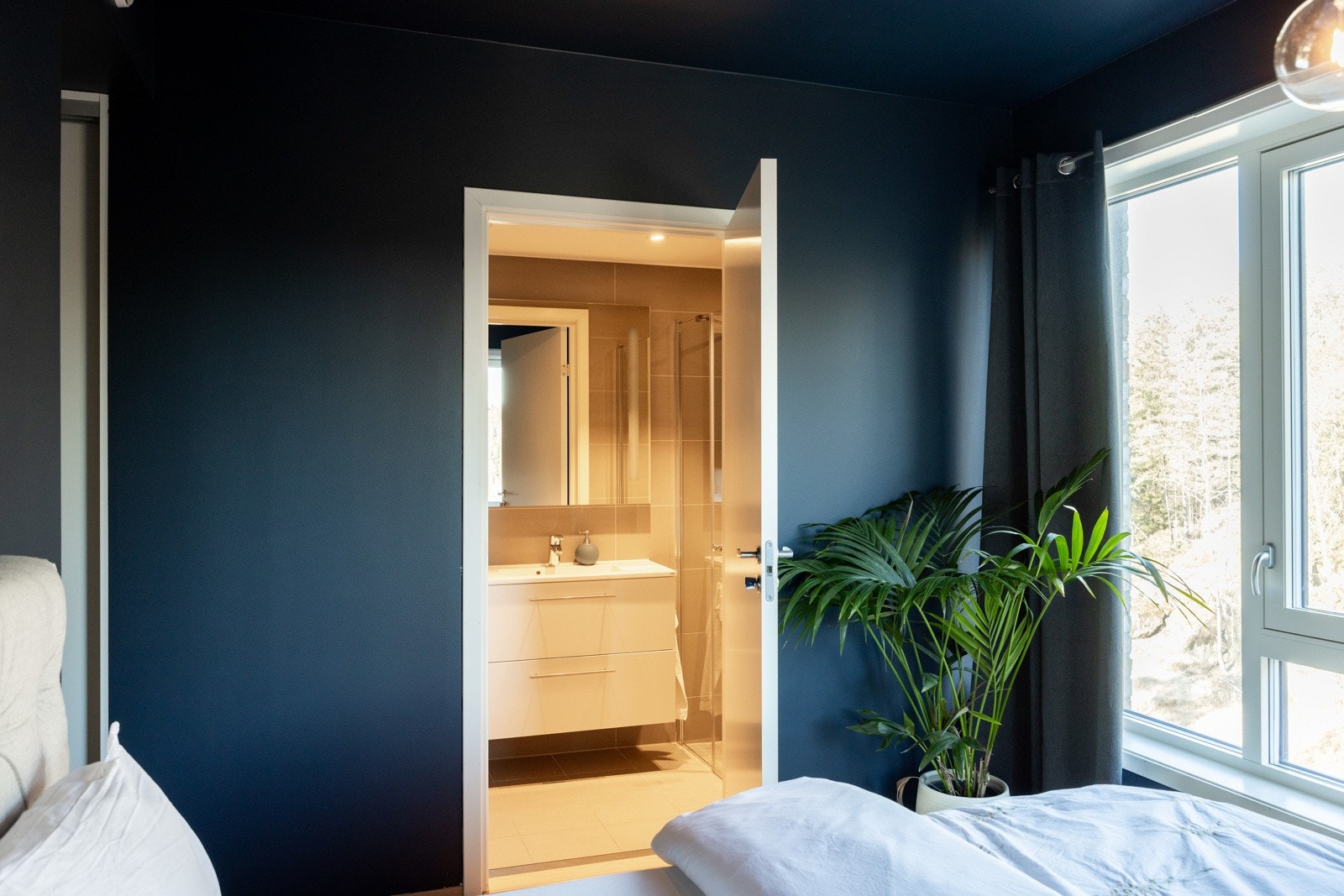 Rommet har direkte adkomst til eget bad og gir en en suite-løsning. Galleribilde