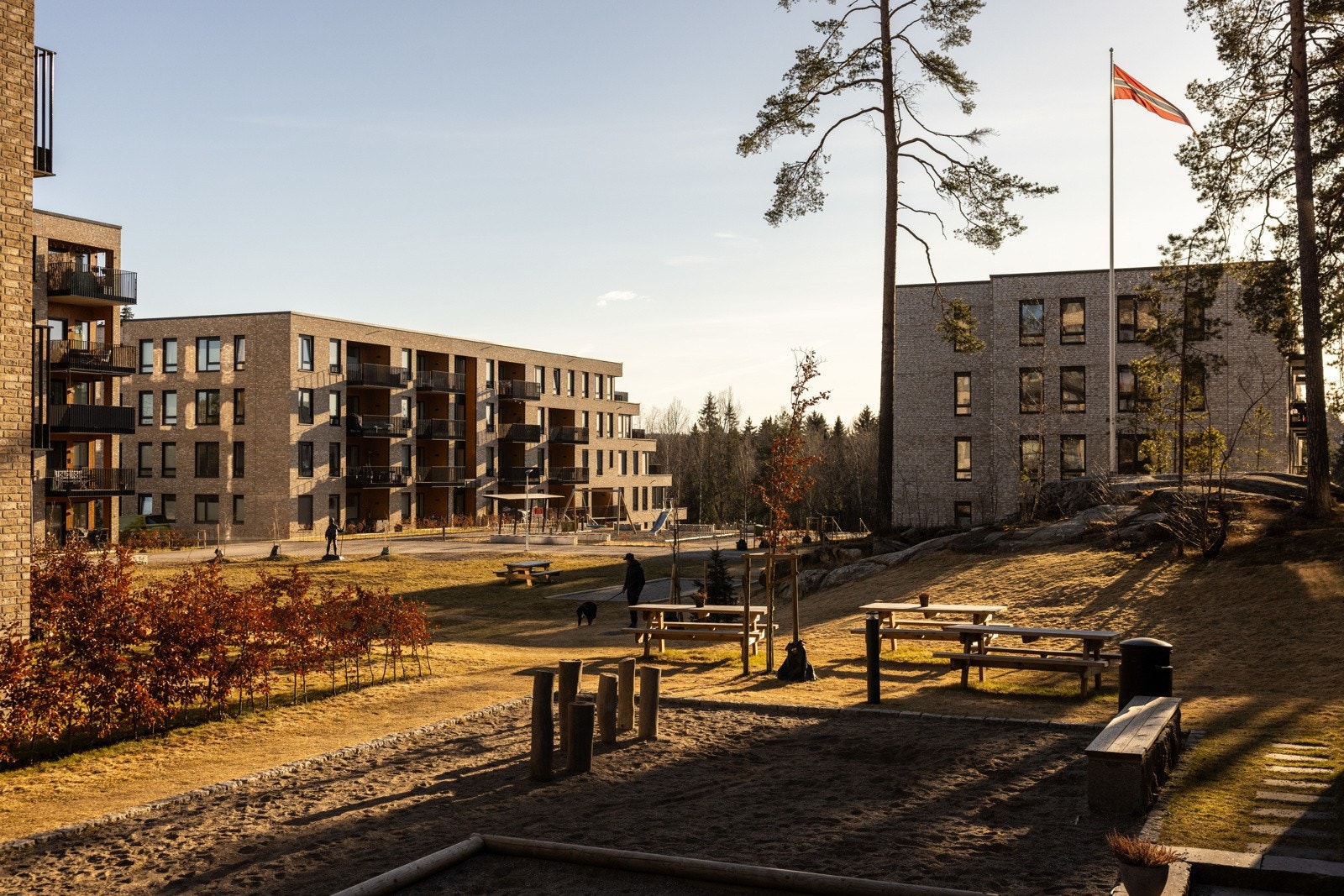 Eiendommen ligger i et nyetablert boligområde på Langhus i Nordre Follo kommune, et område som tilbyr både ro og gode fasiliteter for en praktisk hverdag. Galleribilde