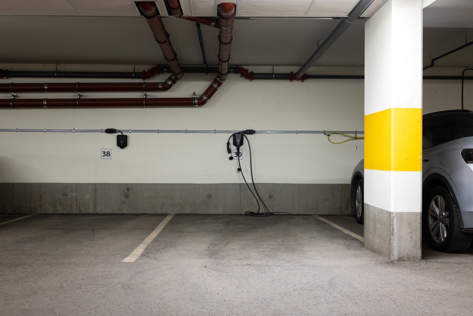 Det medfølger en parkeringsplass med elbil lader i felles garasjeanlegg. Galleribilde