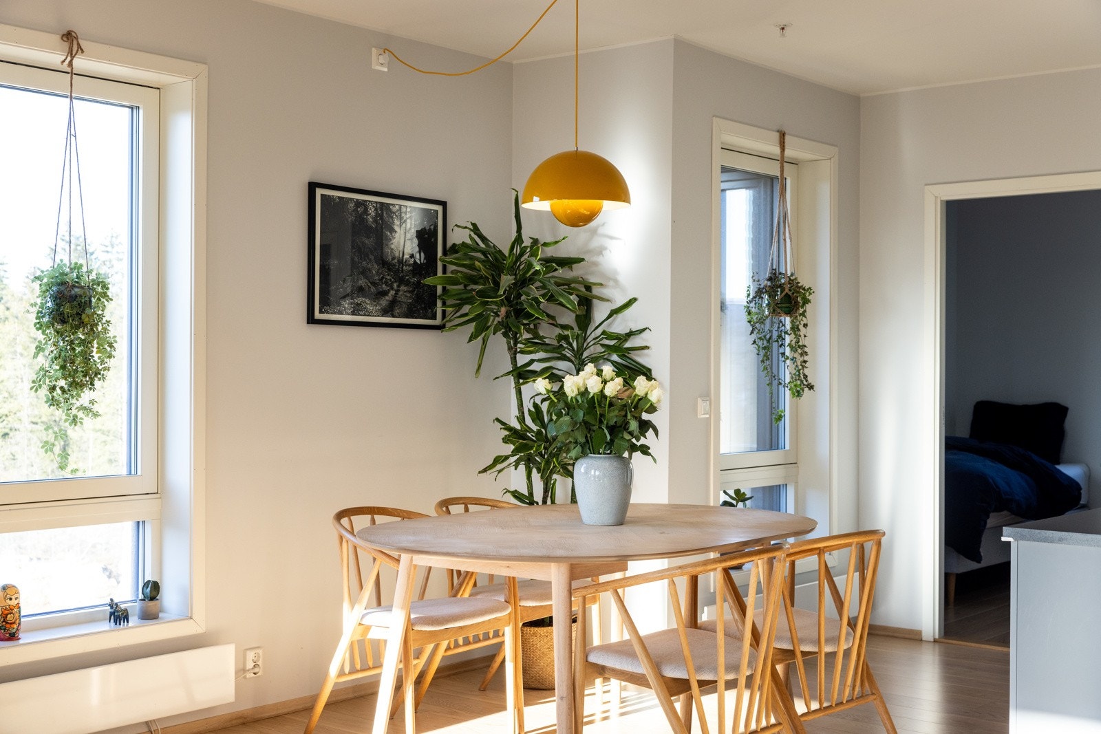 I stuen er det plass til et spisebord som gir mulighet for en naturlig og fin soneinndeling av oppholdsrommet. Galleribilde