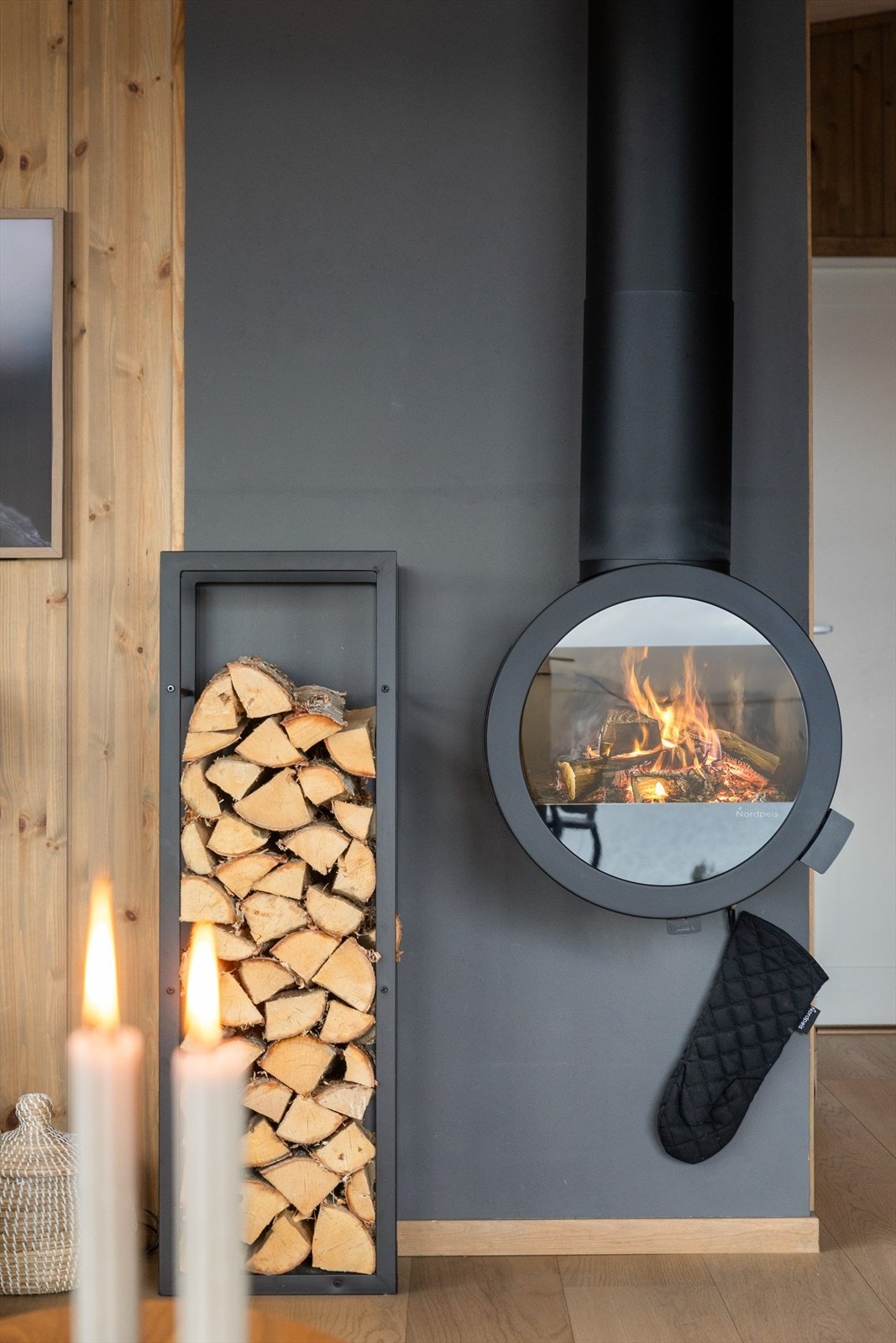 Hytta varmes opp med bruk av varmepumpe, elektrisitet og vedfyring. Galleribilde