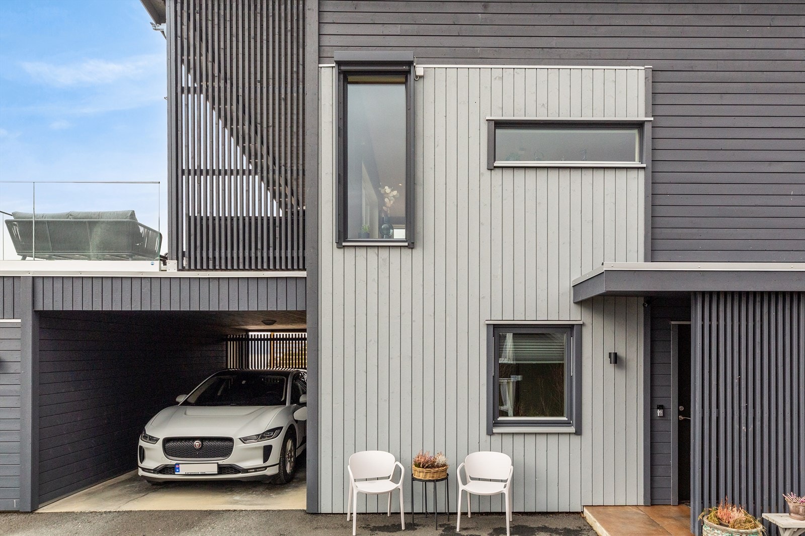 En av få eiendommer med carport i området, her har du også el-billader. Galleribilde