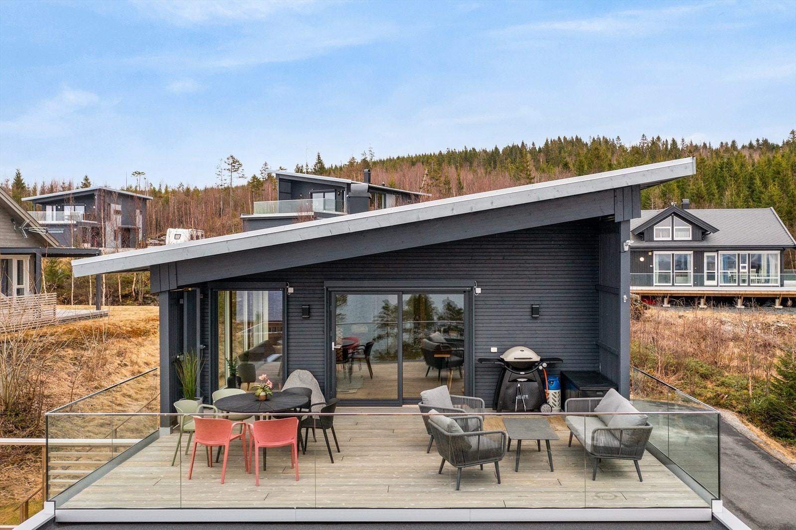 Her får du en fritidsbolig med optimale solforhold og en upåklagelig utsikt utover fjorden. Solnedgangene her må oppleves! Galleribilde