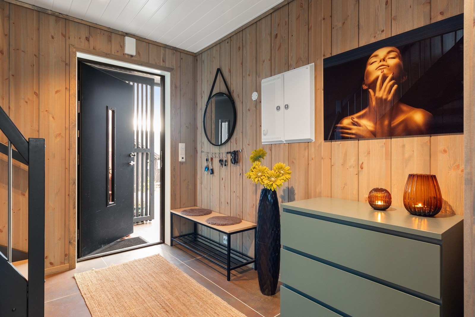 Hyttens 1. etasje består av TV-stue, tre soverom, bad, gang med trapp og terrasse. Entré med varme i gulv. Galleribilde