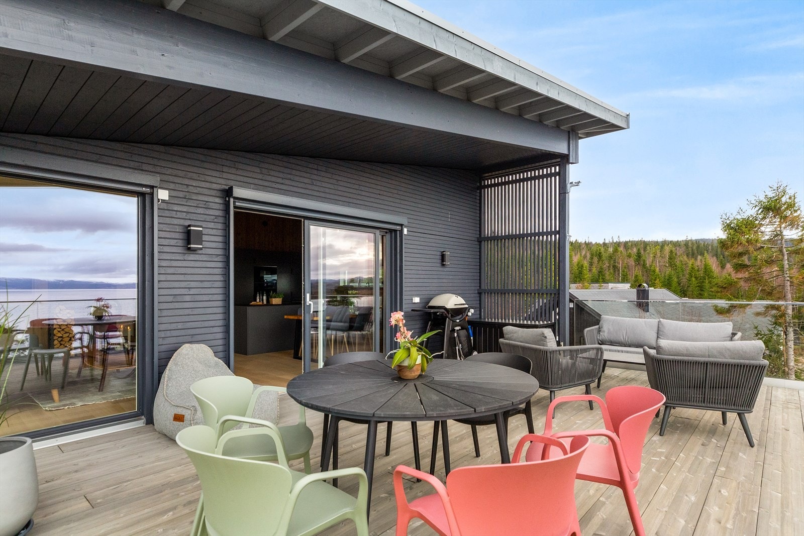 Hyttens 2. etasje består av stue- og kjøkkenløsning, to soverom, bad, gang med trapp og terrasse. Galleribilde