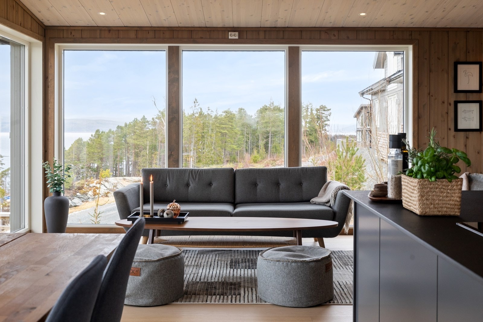 Alle rom i 2. etasje, med unntak av bad, har flott 1-stavs parkett med ca. 28 cm bredde. Galleribilde