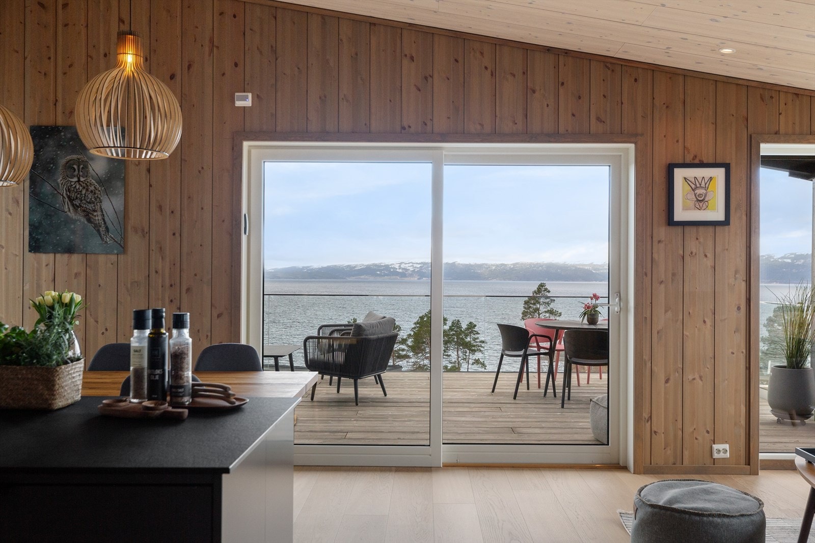 En stilig og moderne hytte som går over to plan, med bl.a. 5 soverom, 2 bad og flere flotte uteplasser. Galleribilde