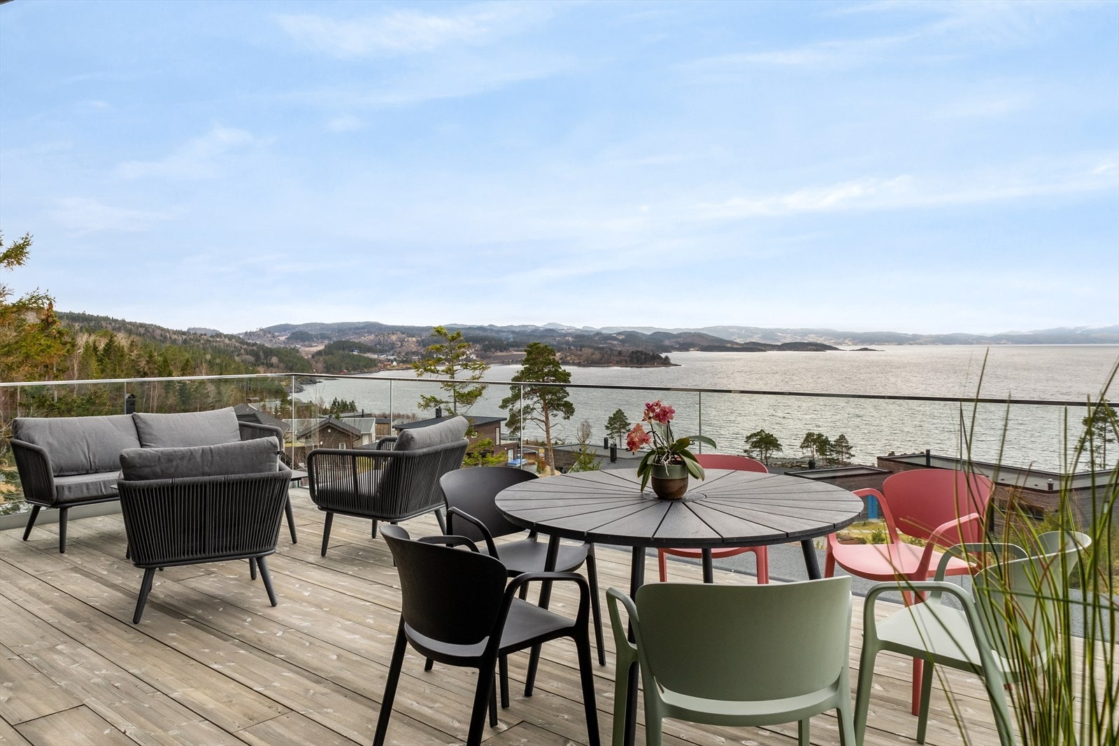 Her har du god plass til flere sittegrupper. Galleribilde