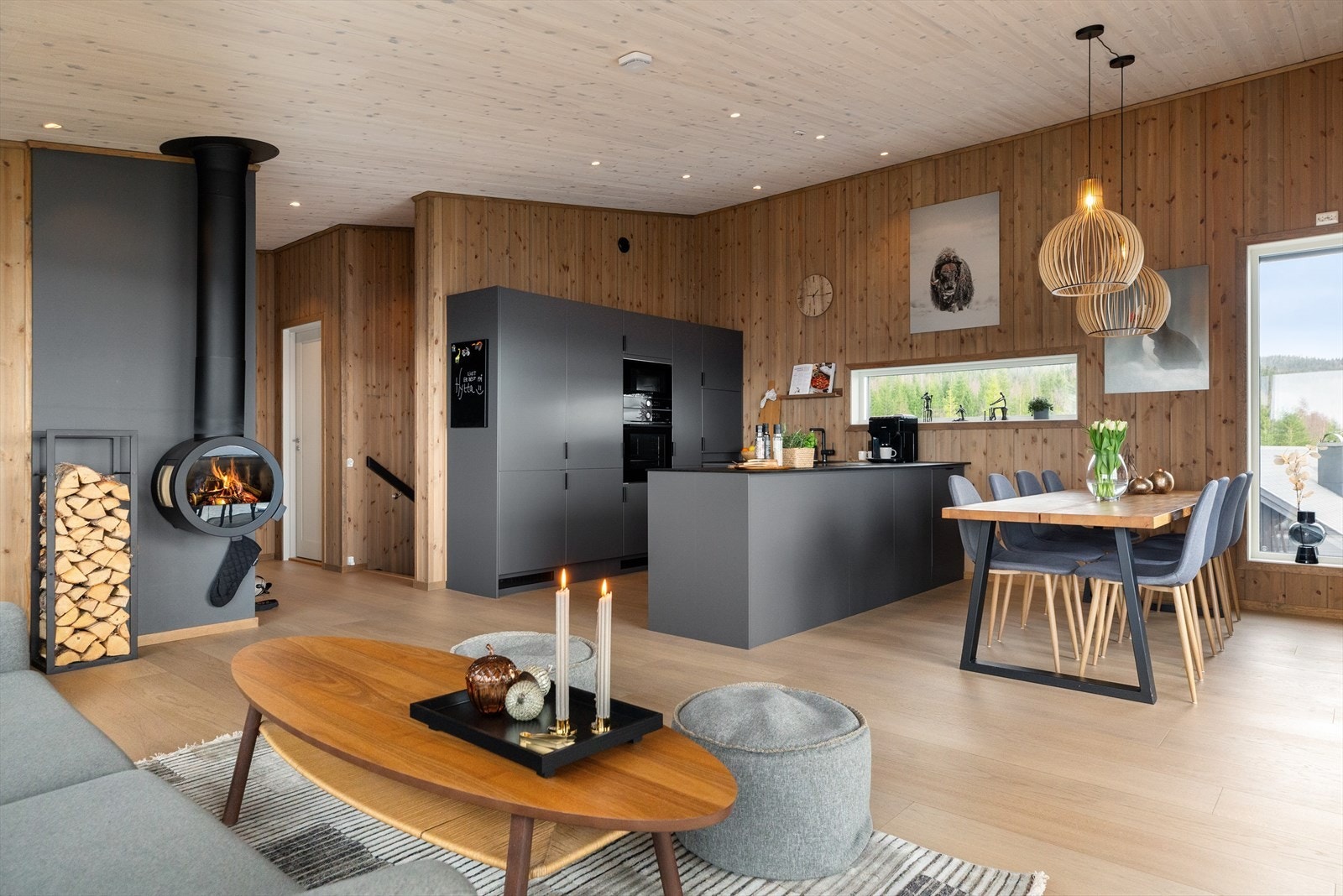 Stue- og kjøkkenarealet er på 35 m² og har god plass til sofagruppe med tilhørende TV-møblement samt spisegruppe. Galleribilde