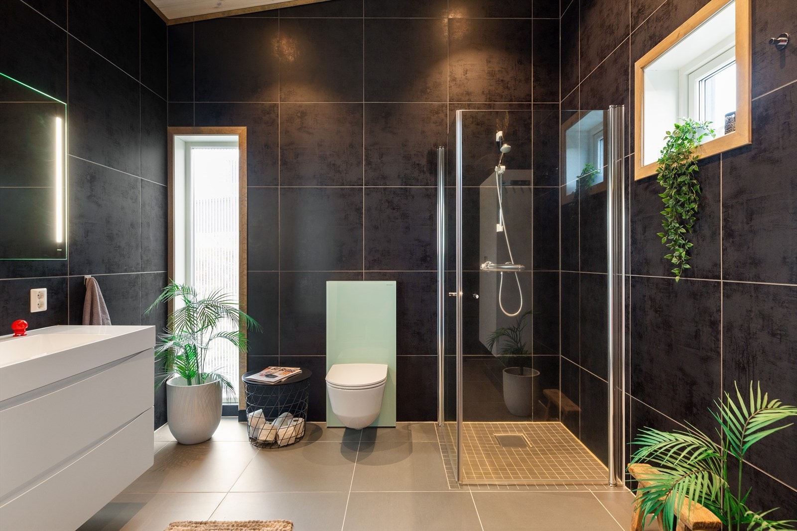 Stort bad i 2. etasje med flotte fliser og ekstra høy himling. Galleribilde