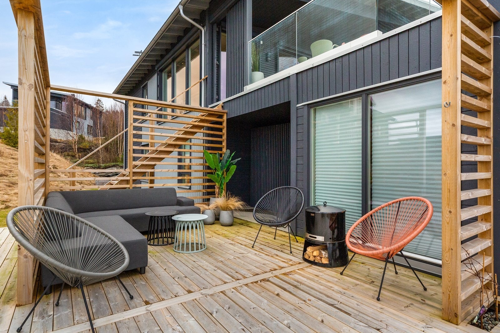 Terrassen ligger skjermet til, med lett adkomst til utvendig boder. Galleribilde