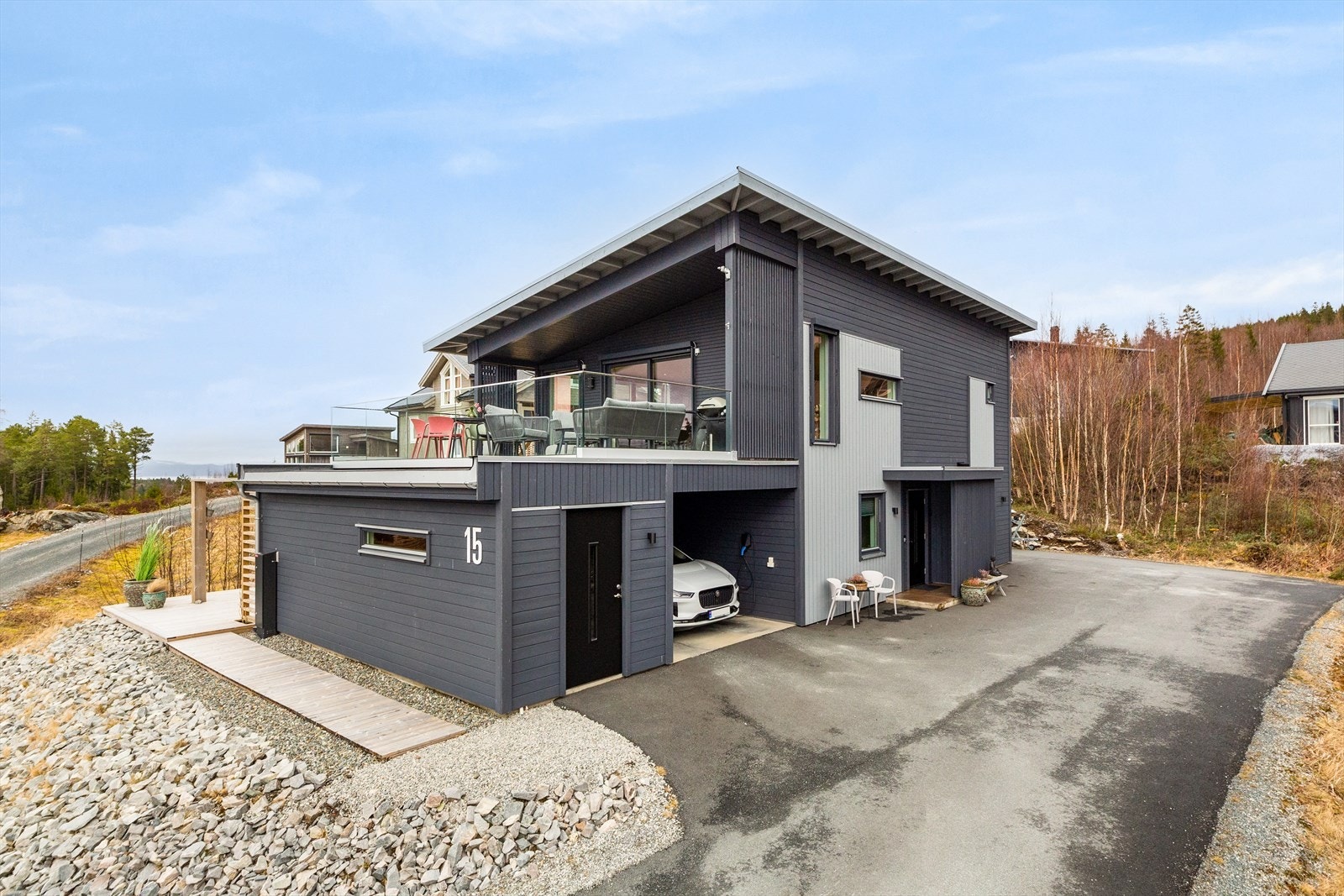 Gårdsplassen er lettstelt og asfaltert. Galleribilde