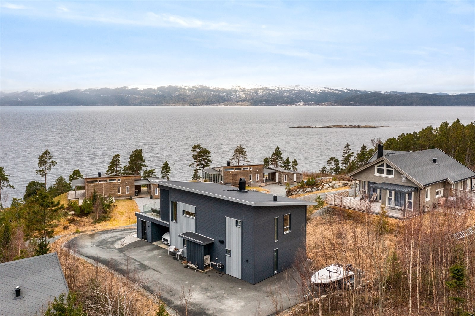 Det er god plass på tomta for parkering og lagring. Det er også etablert utvendig vannslange. Galleribilde