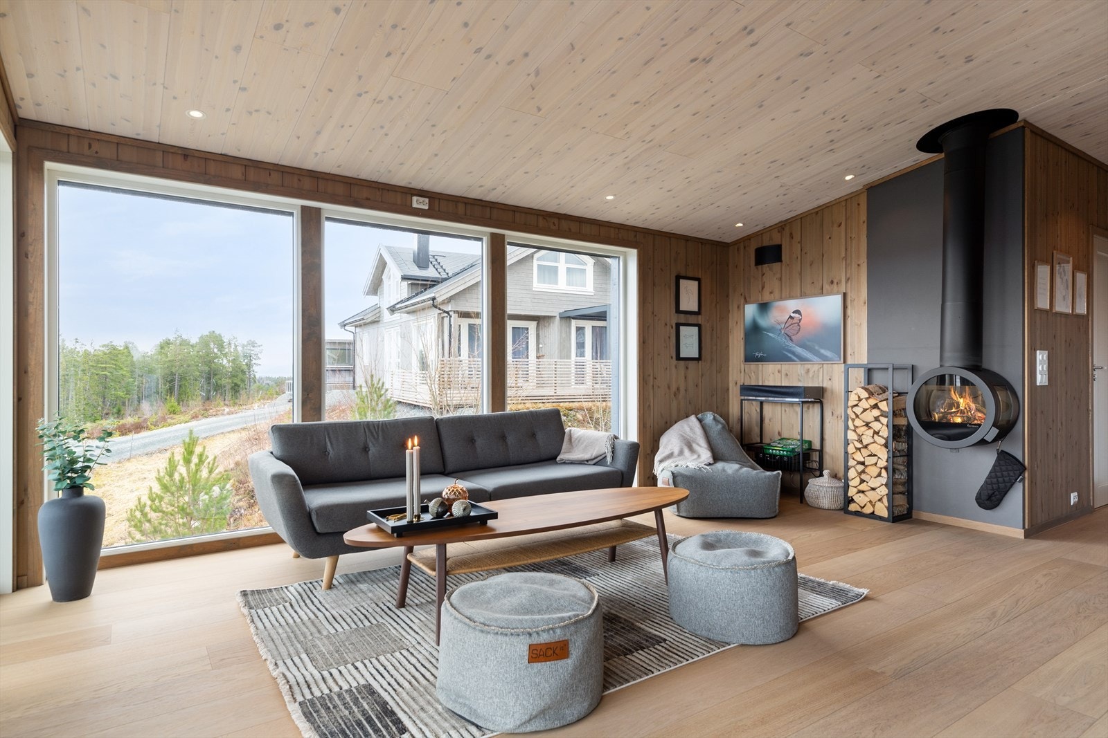 Boligen har pliktig medlemskap i Svaberget Hytteforening. Det innebærer båtplass og diverse vedlikehold for kr. 5 000,- per år. Galleribilde