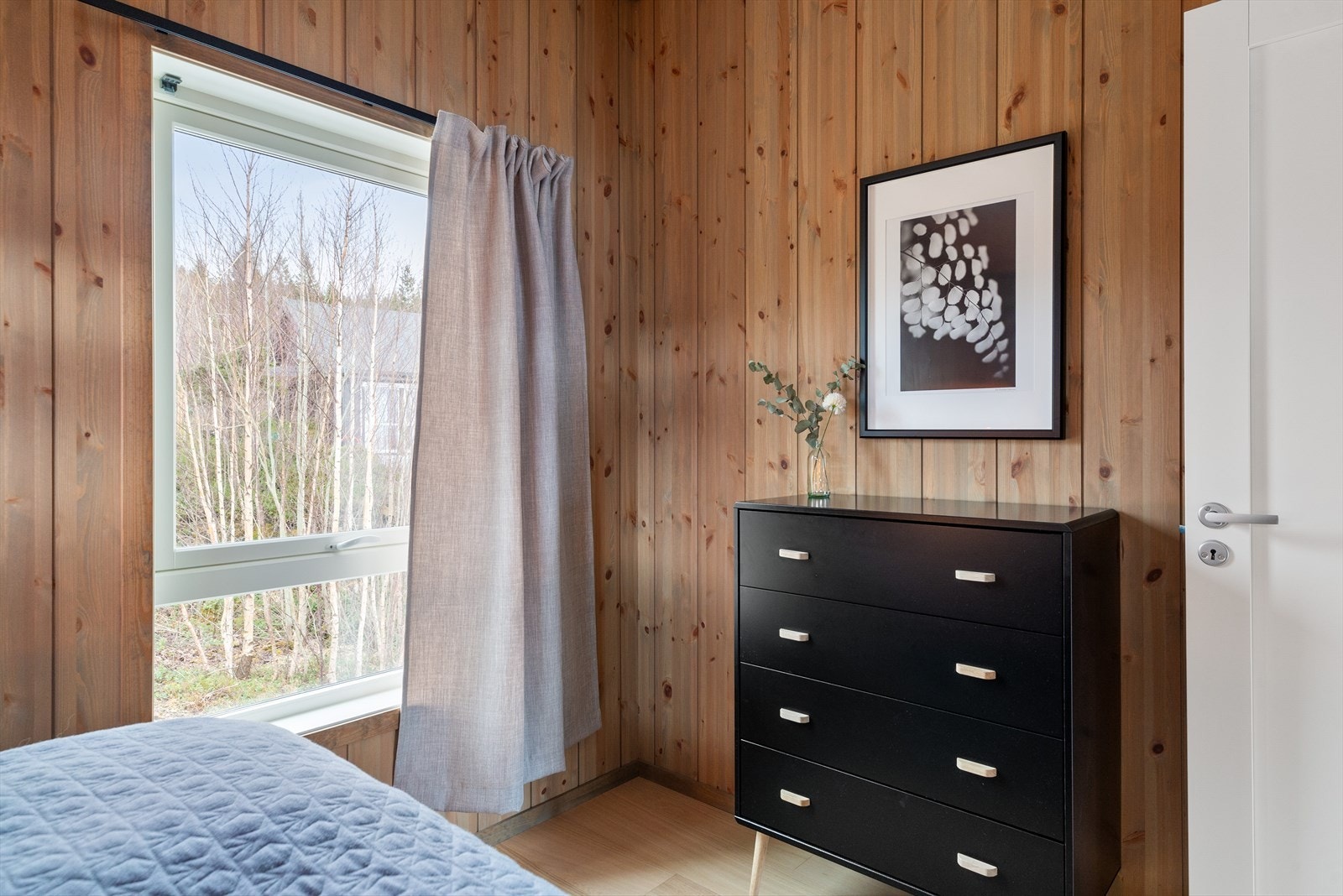 Det er hele 5 soverom i boligen, to i 2. etasje og tre i 1. etasje. Galleribilde