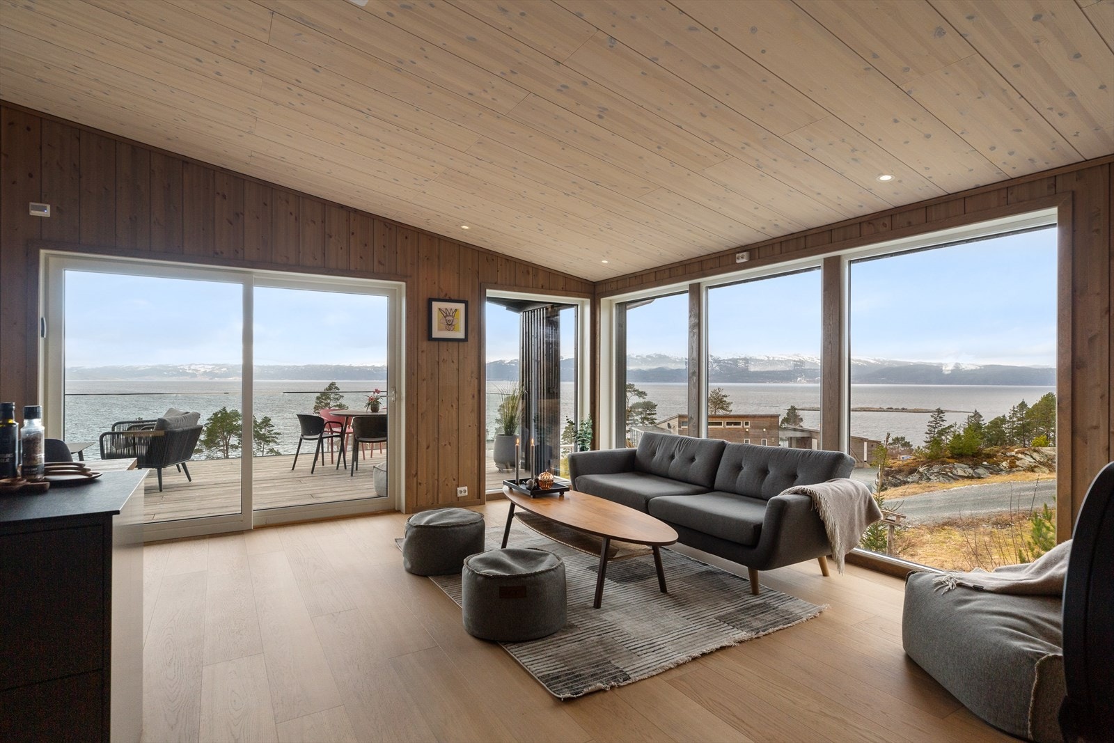 Legg merke til takhøyden. Det er store og gode vindusflater, noe som sørger for mye lysinnslipp og en god romfølelse. Galleribilde