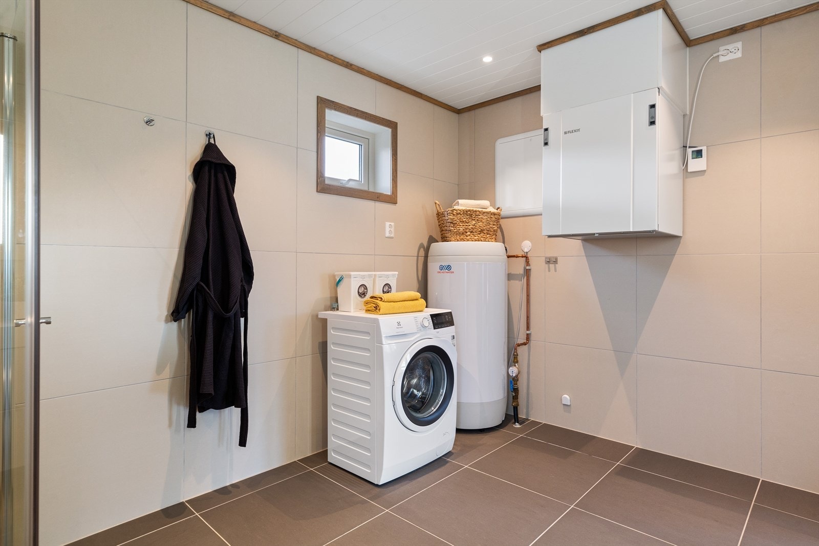 Det er en moderne hytte med balansert ventilasjon. Galleribilde