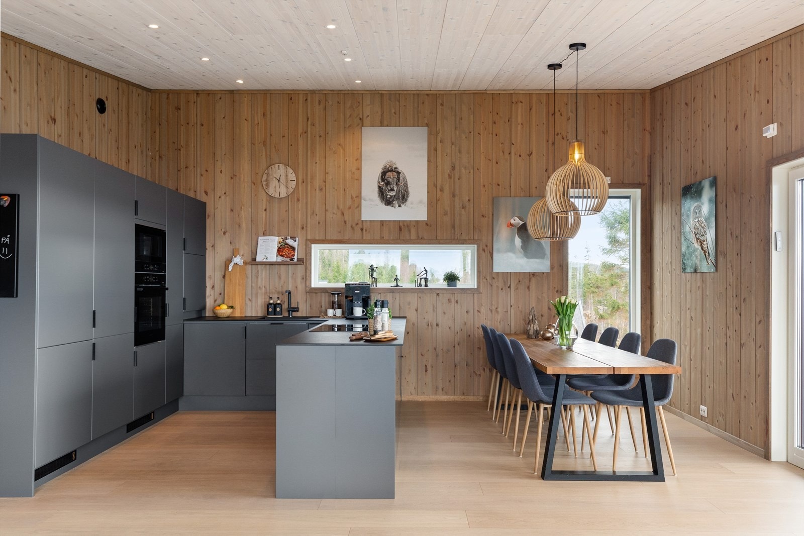 Silrent kjøkken er i U-løsning som gir godt med arbeidsplass. Galleribilde