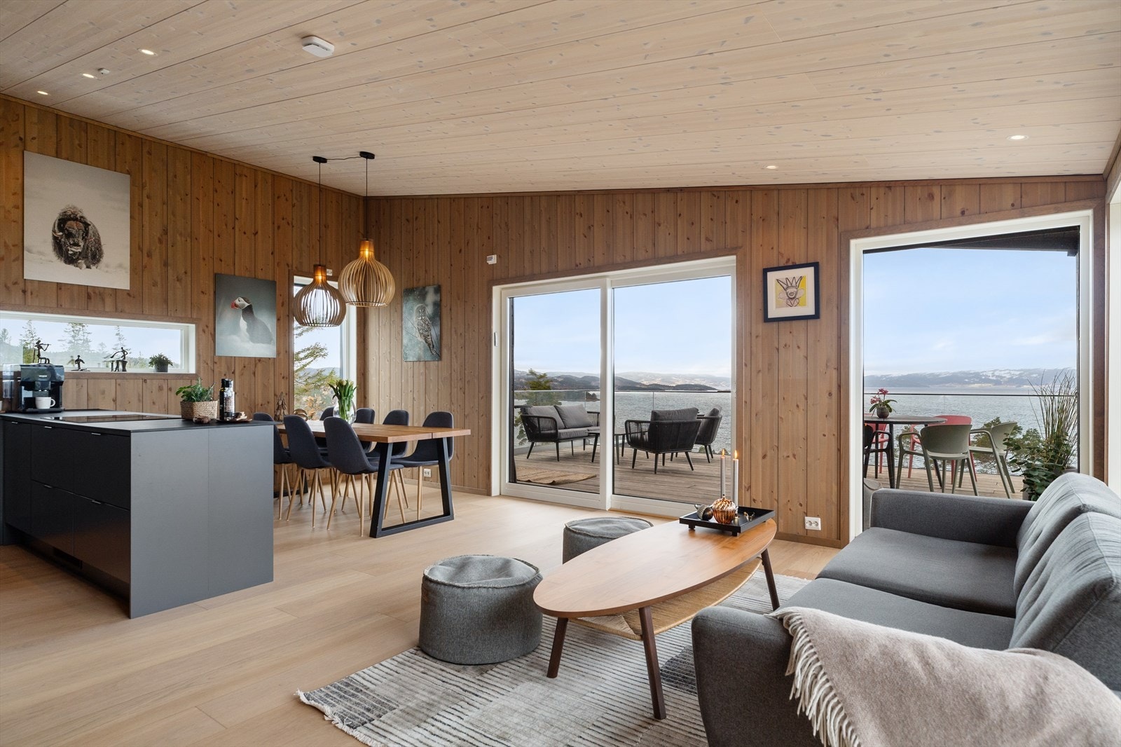 Himlingen i boligens øverste plan er høy, og dette kombinert med vindusflatene sørger for en luftig romfølelse. Galleribilde