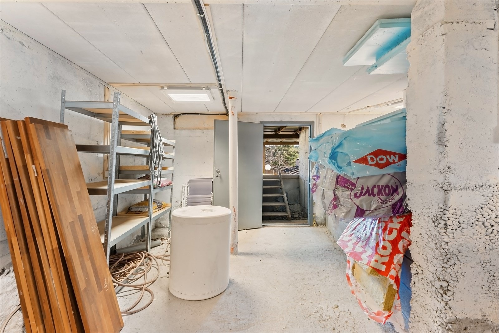 Rom under selve huset som benyttes som bod Galleribilde