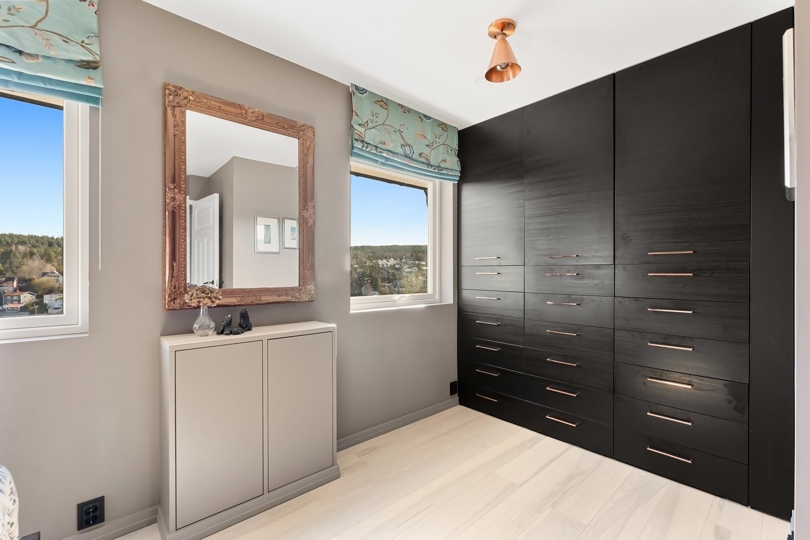 Garderobe i hovedsoverommet Galleribilde