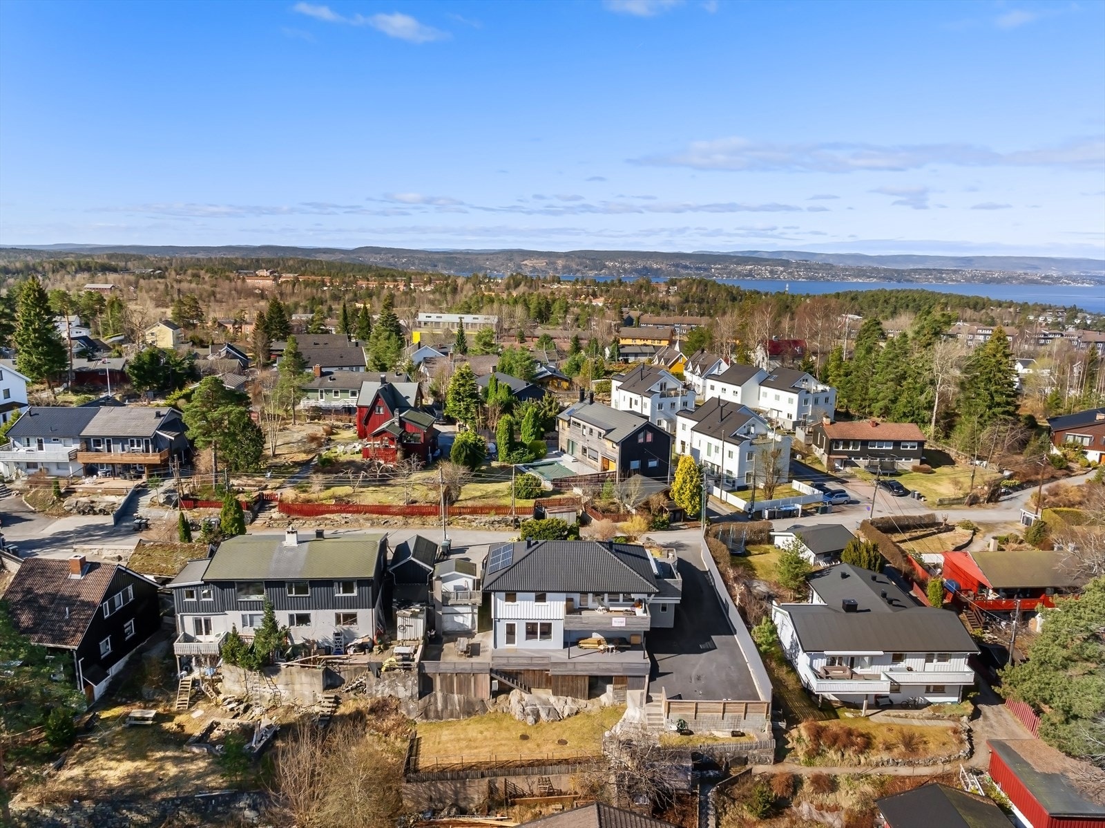 Området består av eneboliger og delte boliger Galleribilde