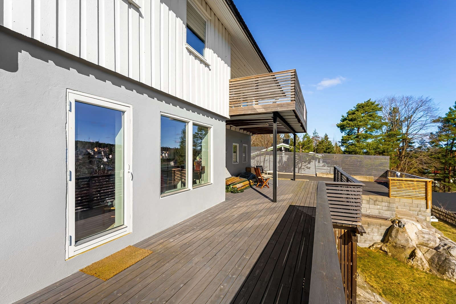 Enebolig over 2 plan med mange flotte uteområder Galleribilde