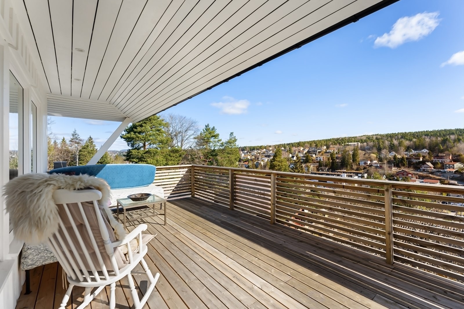 Delvis overbygget terrasse med utsikt Galleribilde