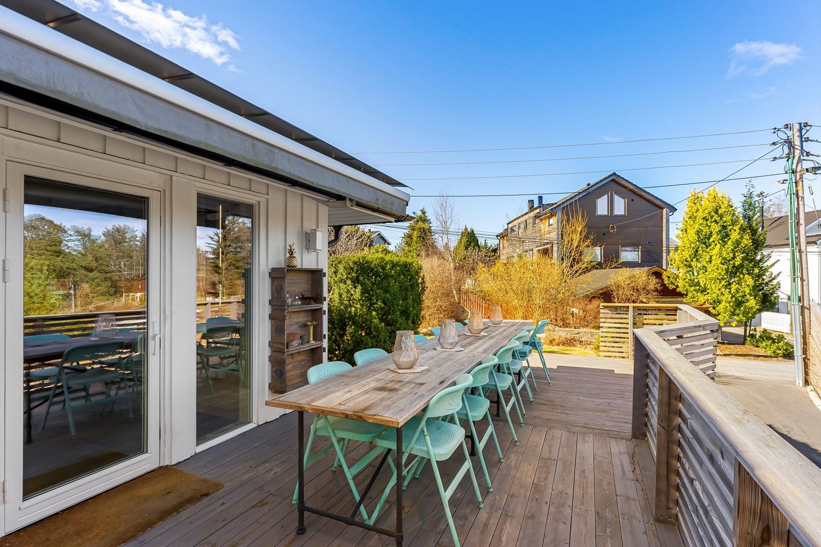 Flott terrasse med utgang til hage. Galleribilde