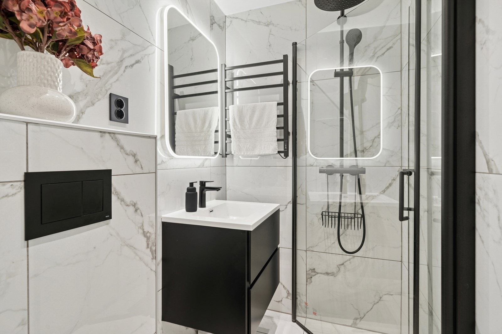 Lekkert bad/wc ble rehabilitert i 2022. Flislagt gulv med varmekabler, vegger kledd med fliser, og nedsenket himling med malte plater og downlights. Galleribilde