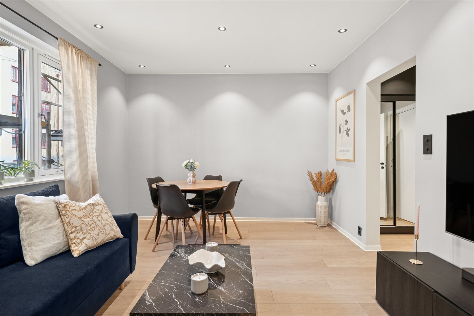 Stuen er romslig med god plass for sofa- og medieløsninger samt eget spisebord for hyggelig middager. Galleribilde