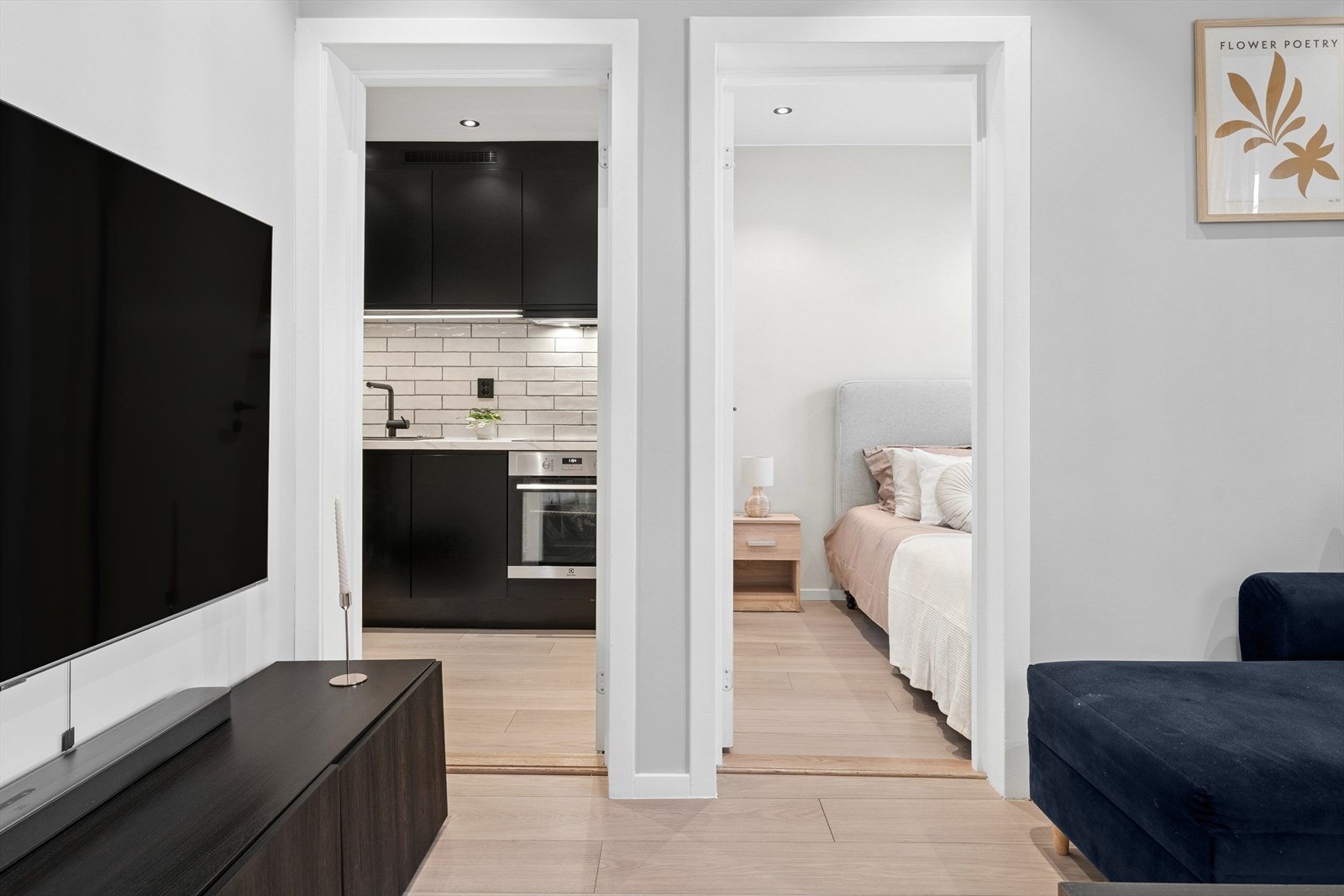 Praktisk planløsning med eget kjøkkenrom og soverom. Galleribilde