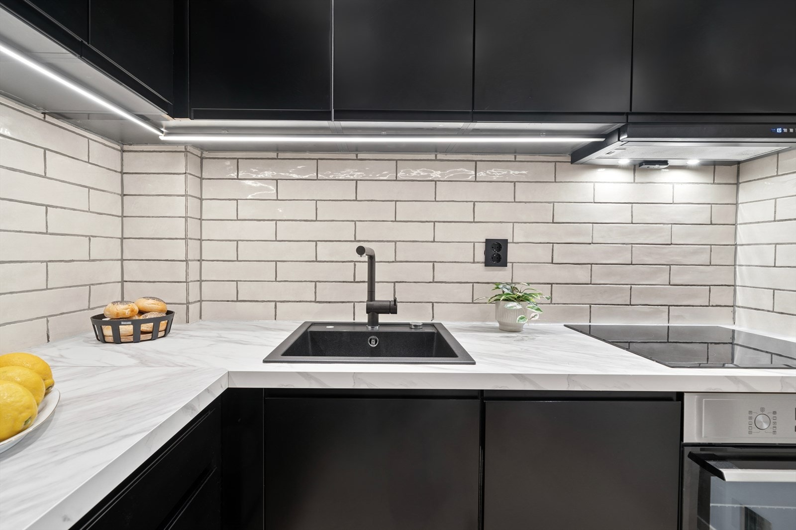 Kjøkkenet ligger adskilt fra stuen og er praktisk designet med benke- og skapplass. Galleribilde