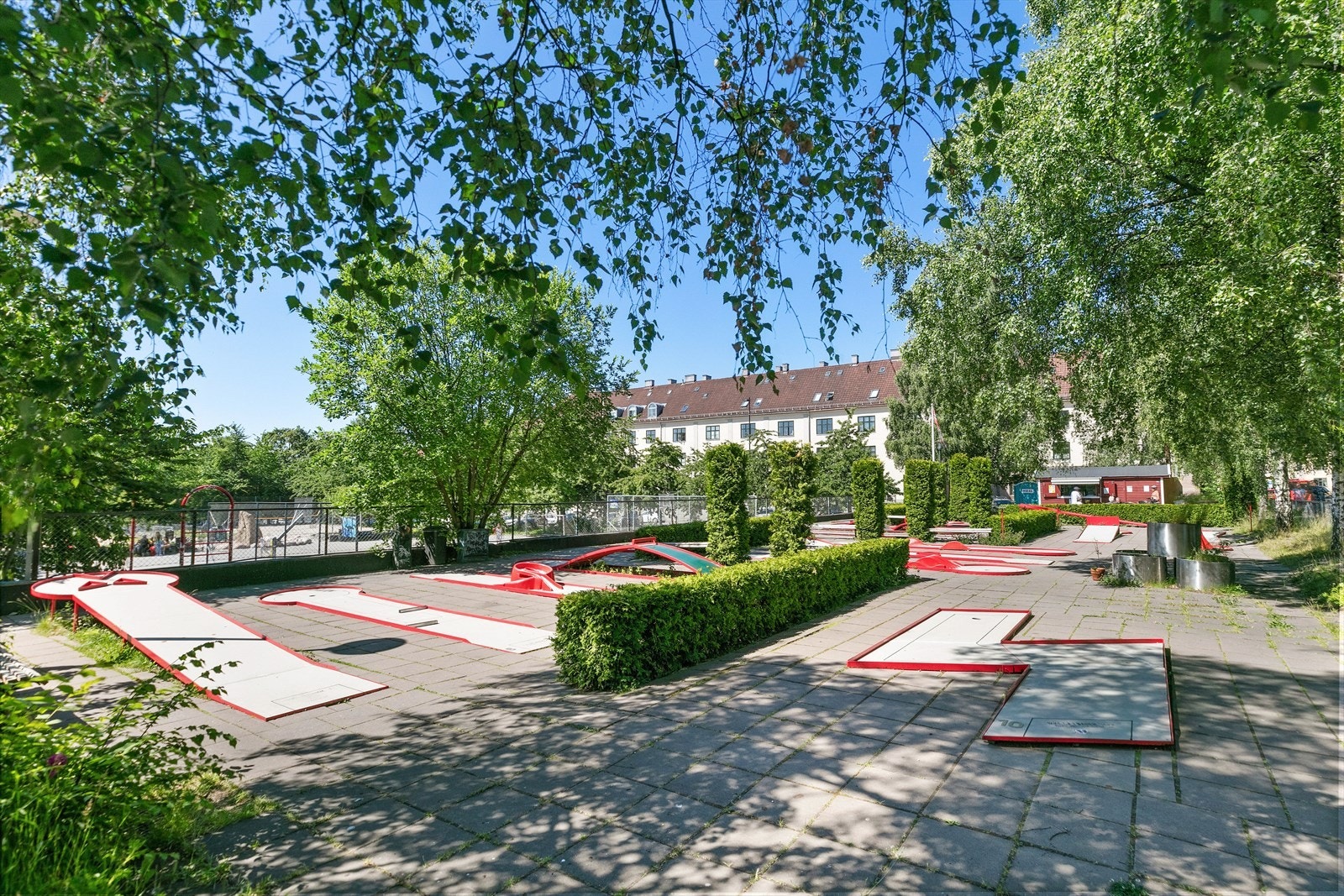 Rett ved Torshovparken er det sandvollyballbaner, minigolf, basket -og fotballbane. Galleribilde